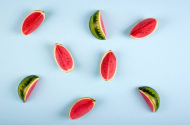 Karpuz renk arkaplanındaki kompozisyonu keser. Düz konum ve tepe resmi.