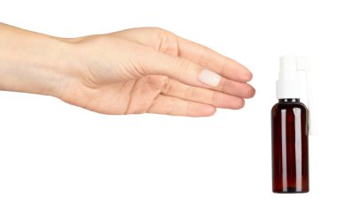 Elle boğaz ağrısı spreyi, cam şişe. Beyaz arkaplanda izole.