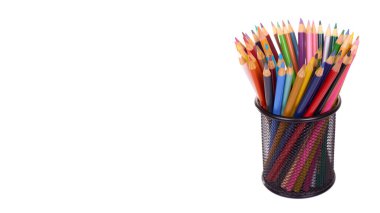 Renkli kalemler, resim malzemeleri. Beyaz arka planda izole edilmiş. Uzayı kopyala, şablon.