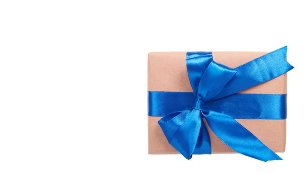 Подарункова Коробка Загорнута Коричневим Папером Ізольовані Білому Тлі Копіювати Пробіл — стокове фото