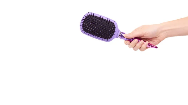 Hand Met Paarse Haarborstel Haarverzorging Schoonheid Geïsoleerd Witte Achtergrond Kopieer — Stockfoto