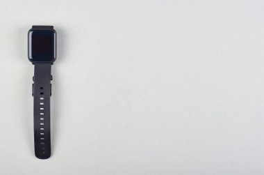 Gri arkaplanda siyah akıllı saatler. Düz, yukarıdan görüntü. Uzayı kopyala, şablon.