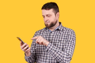 Gülümseyen ve cep telefonu kullanan bir adam. Beyaz arkaplanda izole.