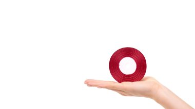 Renkli saten kurdeleli el. Beyaz arka planda izole edilmiş. Uzayı kopyala, şablon.