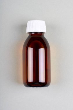 Cam şişede el dezenfektanı. Düz konum, genel görünüm resmi.