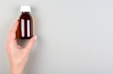 Cam şişede el dezenfektanı. Düz, yukarıdan görüntü. Uzayı kopyala, şablon.