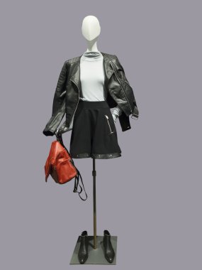 Kadın manken giyen deri ceket