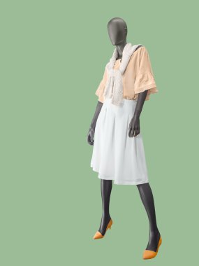 Kadın manken beyaz etek ve pembe bluz giymiş