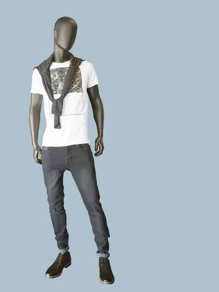 Figurína muž oblečený v tričku a šedé džíny — Stock fotografie