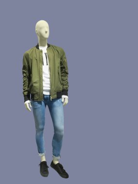 Ceket ve kot pantolon giymiş erkek manken.