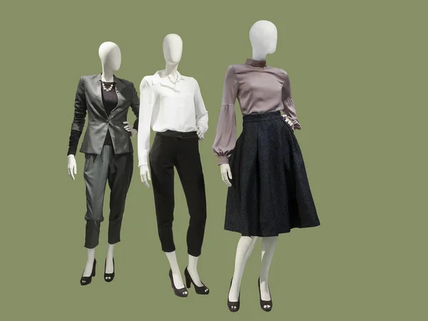 Drei weibliche Schaufensterpuppen mit modischen Kleidern. — Stockfoto