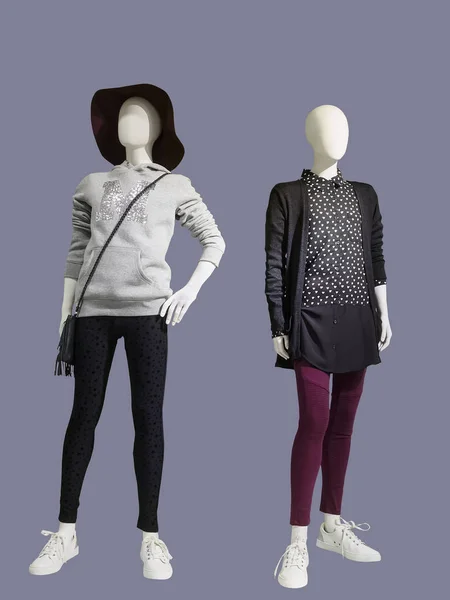 Modekläder på två kvinnliga skyltdockor — Stockfoto