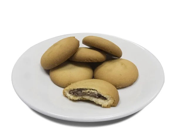 Cookies med choklad fyllning på ett tefat. — Stockfoto