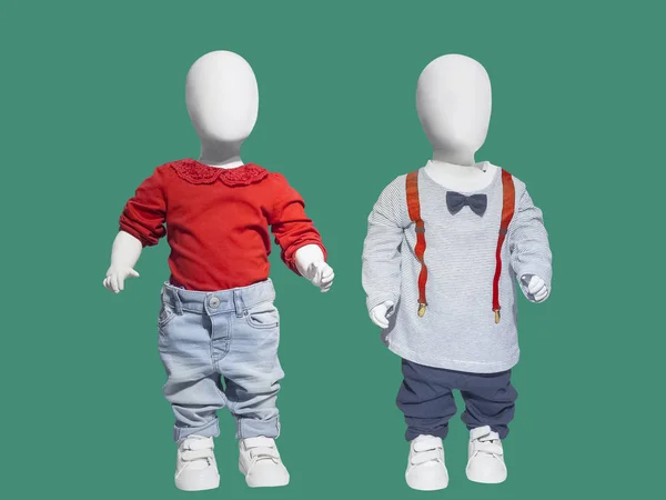 Twee mannequins in kledij kinderen — Stockfoto