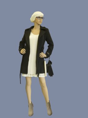 Tam uzunlukta kadın manken.