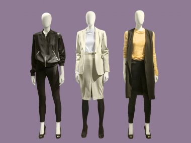 Üç tam uzunlukta kadın mankenler