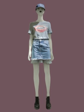 Tam uzunlukta kadın manken.