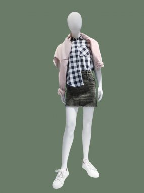 Tam uzunlukta manken çocuk giyim giyinmiş