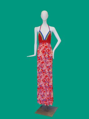 Kırmızı elbise giyen kadın manken.