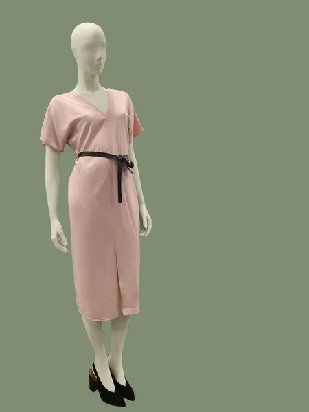 Tam uzunlukta kadın manken.