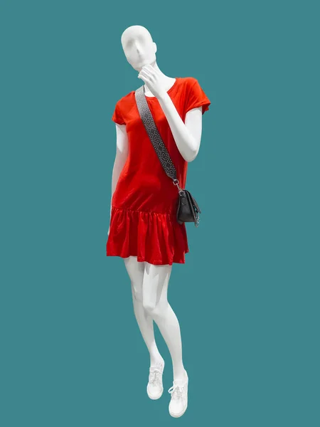 Schaufensterpuppe trägt rotes Kleid. — Stockfoto