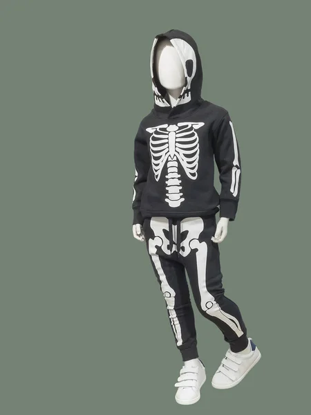 Повнометражний дитячий манекен у скелетному костюмі — стокове фото