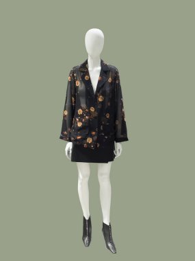 Tam uzunlukta kadın manken.