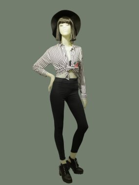 Tam uzunlukta kadın manken 