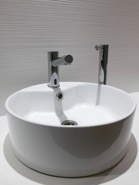 Schönes weißes modernes rundes Waschbecken. — Stockfoto