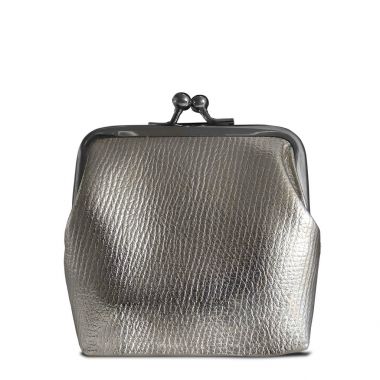 Gümüş çanta üzerinde beyaz izole.