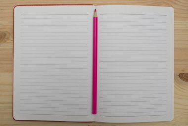 defter ve kırmızı kalem.
