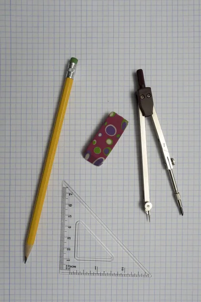 Conjunto de geometría con lápiz, brújulas, borrador y triángulo . —  Fotos de Stock