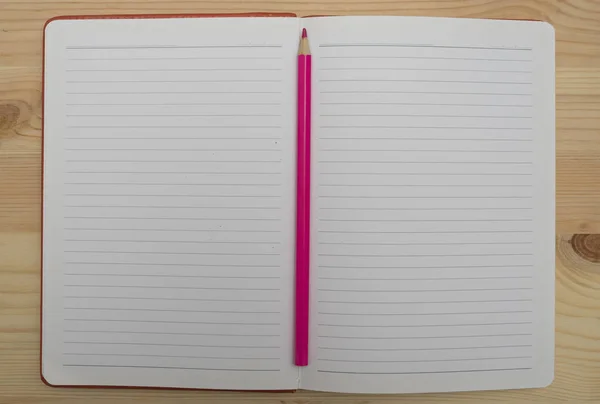 Cuaderno y lápiz rojo . — Foto de Stock