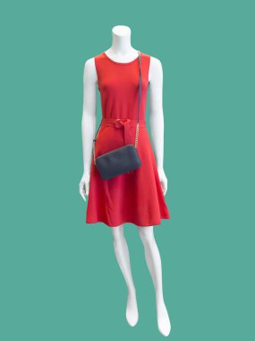 Kadın manken içinde şık giyinmiş. 