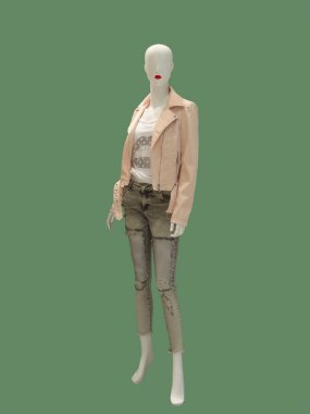 Tam uzunlukta kadın manken.