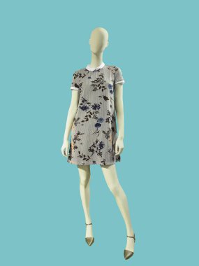 Tam uzunlukta kadın manken.