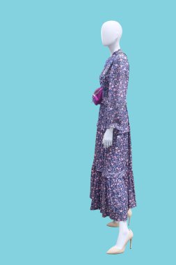 Tam uzunlukta kadın manken.