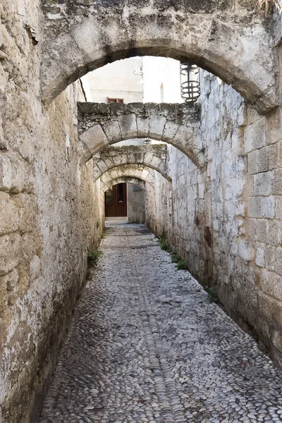A narrow street in Rhodes. — Stock Photo, Image