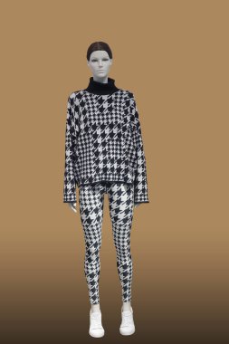 Tam uzunlukta kadın manken