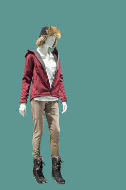 Tam uzunlukta kadın manken.