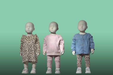 Şık çocuklar giyim üç mankenler giymek. 