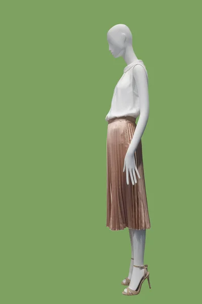 Full Length Γυναικεία Κούκλα Ντυμένη Μοντέρνα Ρούχα Απομονωμένη Πράσινο Φόντο — Φωτογραφία Αρχείου