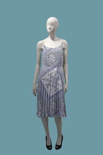 Pełna Długość Żeński Manekin Noszenie Modnej Sukienki Izolowane Niebieskim Tle — Zdjęcie stockowe
