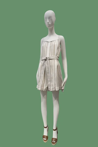 Uzun Boylu Beyaz Çizgili Kısa Giysili Kadın Manken Yeşil Arka — Stok fotoğraf