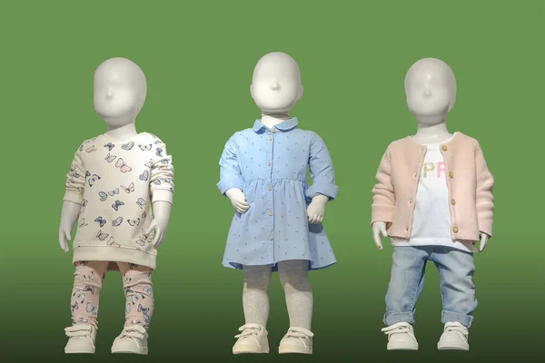Três Manequins Vestidos Com Roupas Crianças Moda Isolados Fundo Verde — Fotografia de Stock
