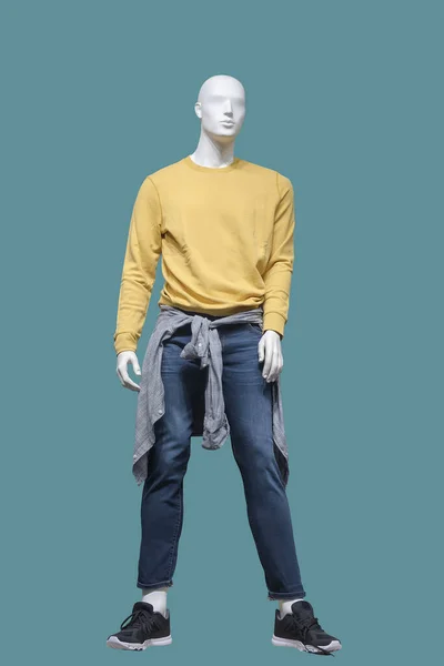 Manequim Masculino Comprimento Total Vestido Com Suéter Amarelo Jeans Azul — Fotografia de Stock