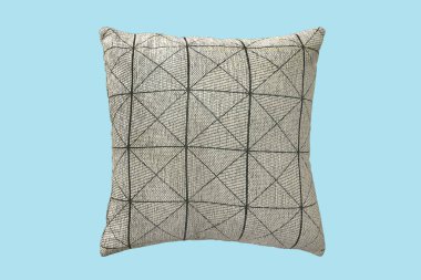 Geometrik desenli dekoratif yastık. Mavi arkaplanda izole.