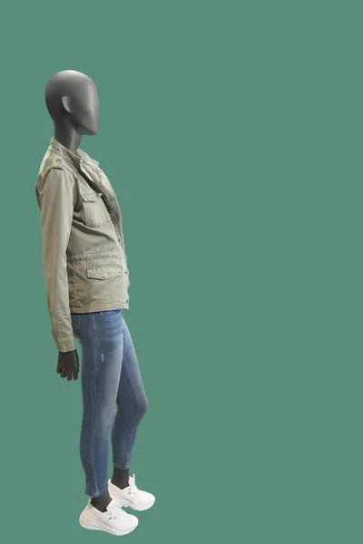 Full Length Vrouwelijke Mannequin Dragen Kaki Jas Blauwe Jeans Geïsoleerd — Stockfoto