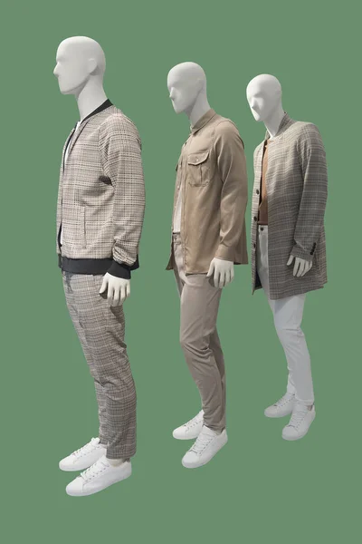 三男性人体模特身着休闲衣服 在绿色背景隔绝 没有品牌名称或版权对象 — 图库照片
