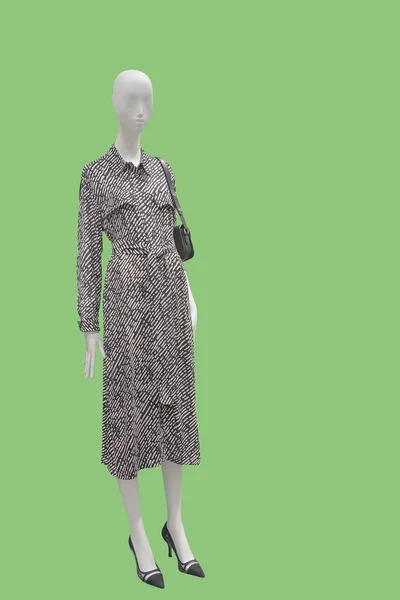 Полная Длина Женского Манекена Носить Модное Платье Изолированные Зеленом Фоне — стоковое фото